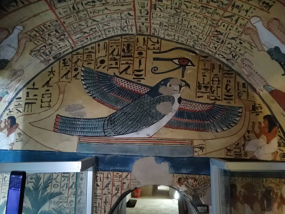Reliëf van een gevleugelde valk met het Oog van Horus in een tempel in Luxor
