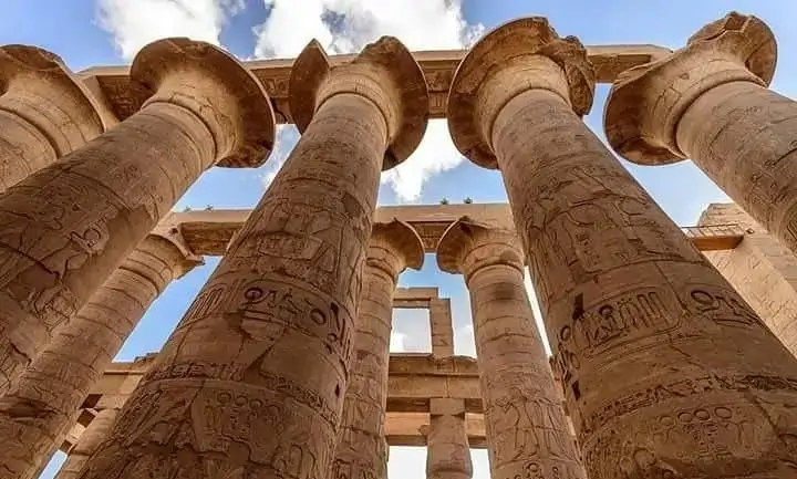 Imposante zuilenrij in de Karnaktempel in Luxor