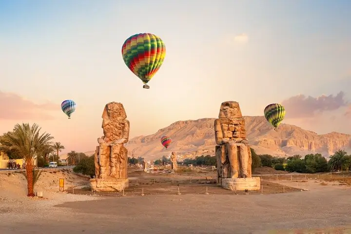 Luchtfoto van de Kolossen van Memnon en de westoever van Luxor tijdens een luchtballonvaart