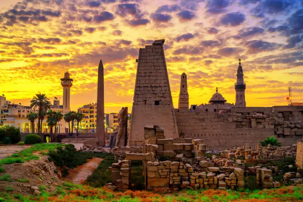 Zonsopgang boven de Luxor Tempel aan de oever van de Nijl
