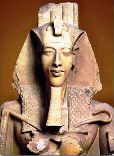 Standbeeld van farao Achnaton, de stichter van Tell el-Amarna
