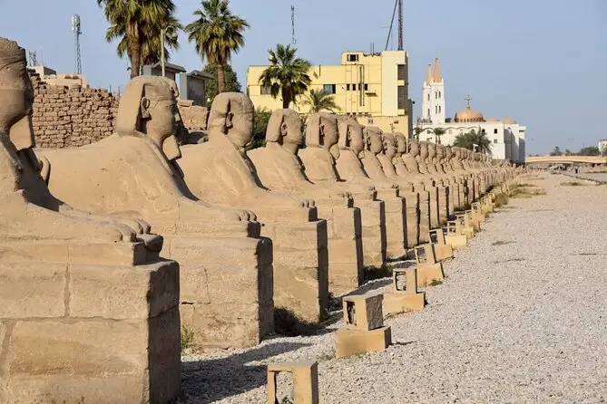 De Sfinxenlaan bij de Luxor Tempel in Luxor, Egypte, bij zonsondergang