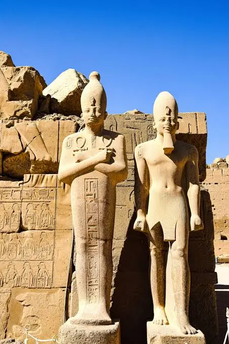 Standbeelden en zuilen in de Karnak Tempel, Luxor
