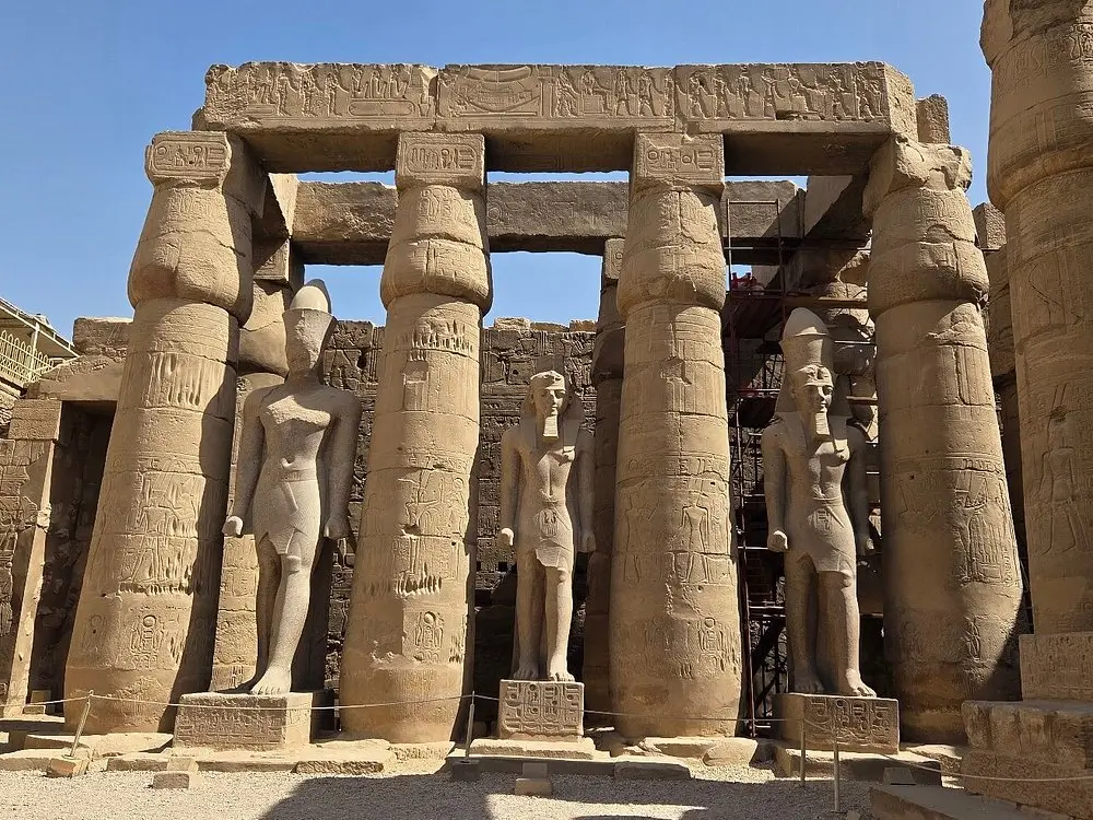 Standbeelden van Ramses II, onderdeel van een reis op maat door Luxor