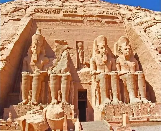 Kolossale gevelbeelden van Ramses II bij de tempel van Abu Simbel