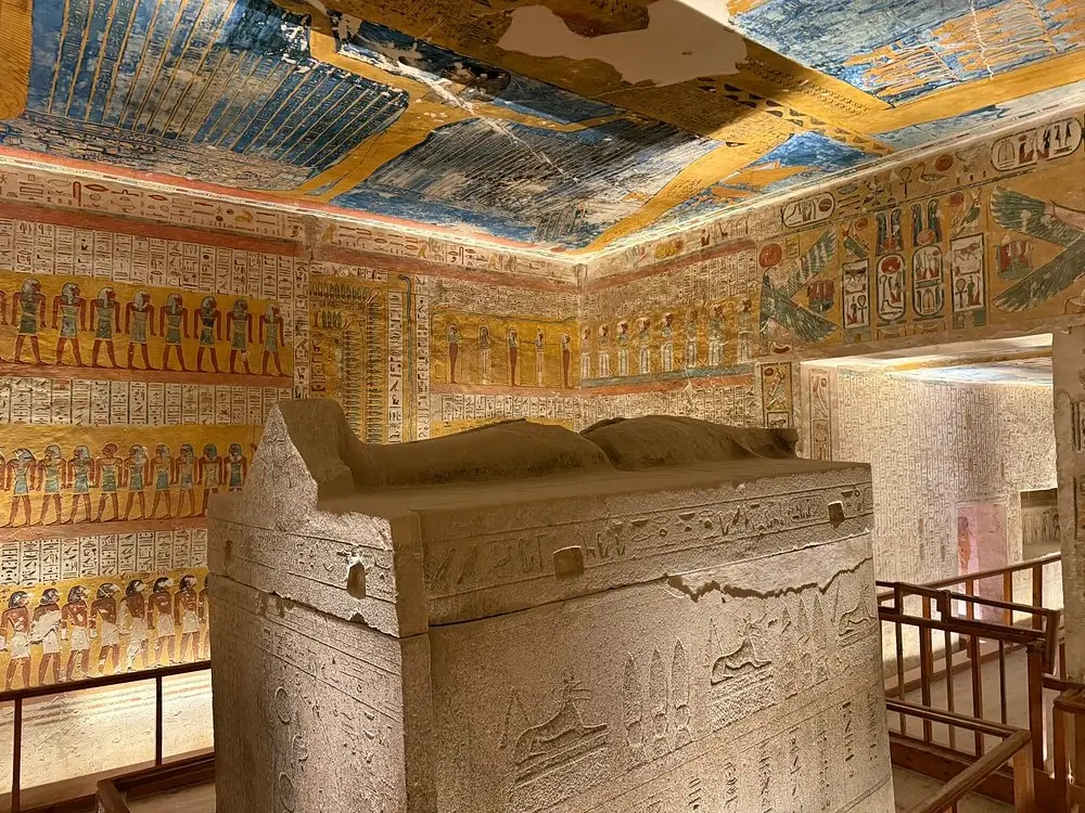 Ingang van een grafkamer in het Dal der Koningen bij Luxor
