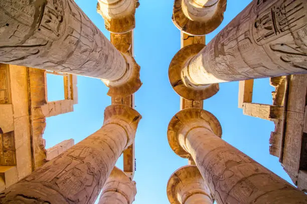 De Grote Zuilenzaal van de Karnak Tempel met 134 kolossale zuilen