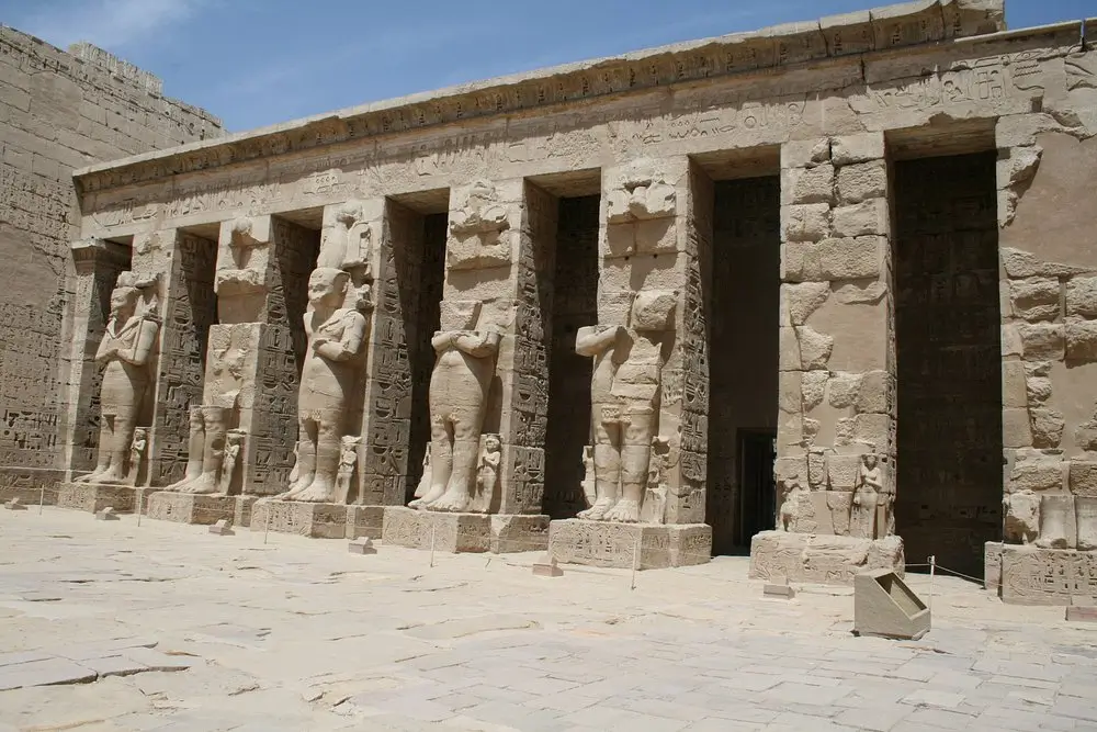 Binnenhof van de tempel van Medinet Habu, onderdeel van maatwerkreizen