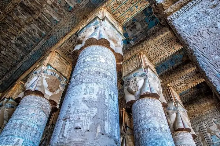 Kolommen met Hathor-gezichten in de Hathortempel van Dendera