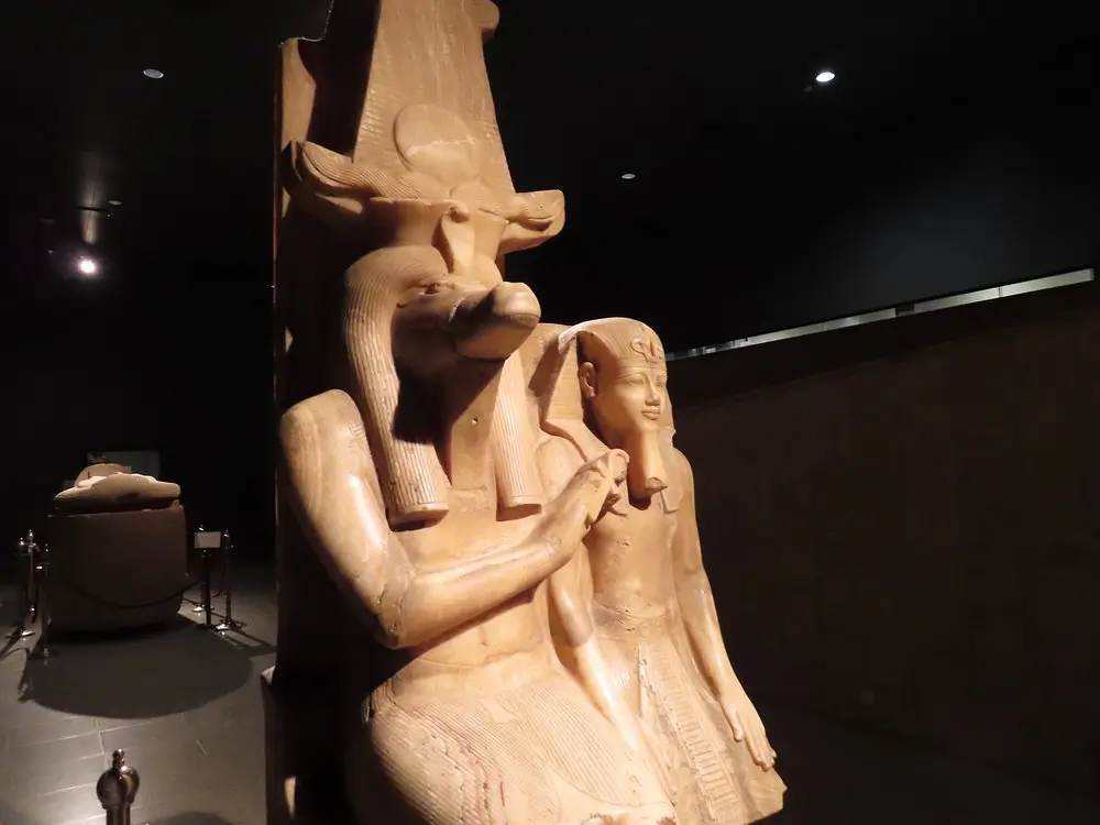  De farao Amenhotep III en de krokodillengod Sobek in het Luxor Museum.