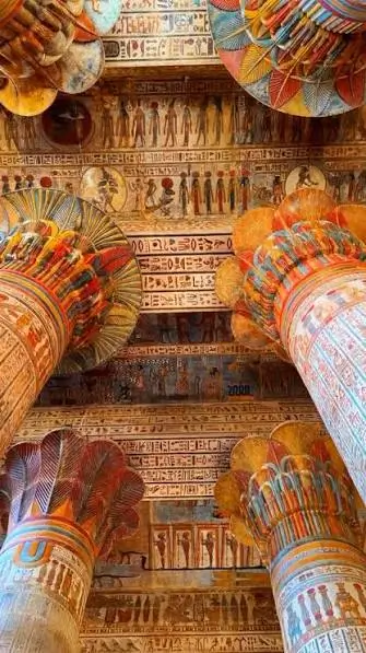 Recent gerestaureerd plafond met originele kleuren in de tempel van Khnum in Esna