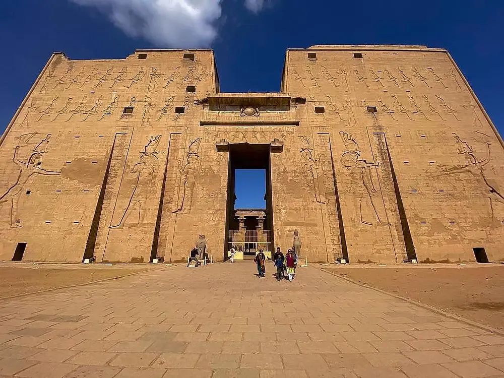 Grote pyloon van de Horustempel in Edfu, een van de best bewaarde tempels van Egypte