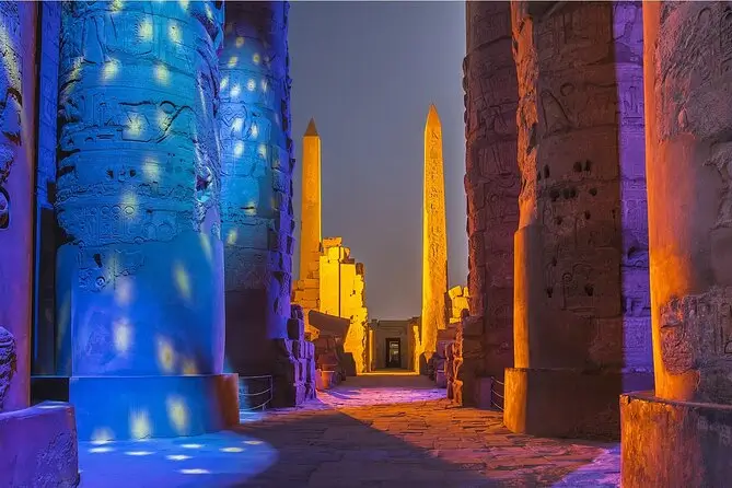 Verlichte kolossale zuilen van de hypostyle zaal in Karnak Tempel tijdens de avondshow