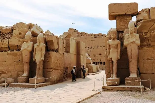 Faraonische standbeelden bij de pyloon van de Karnak Tempel